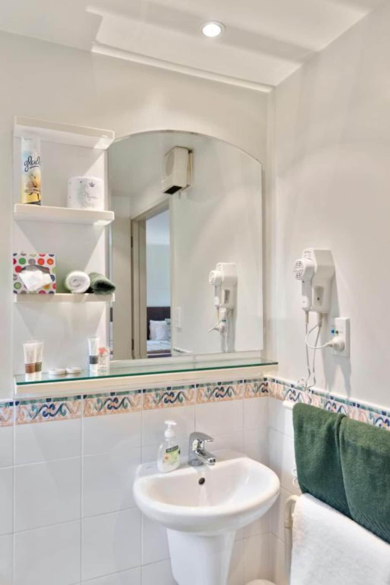 Colombo In The City Christchurch Exterior photo A bathroom mirror